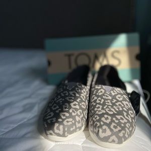 NWOT: gray leopard print Women’s TOMS